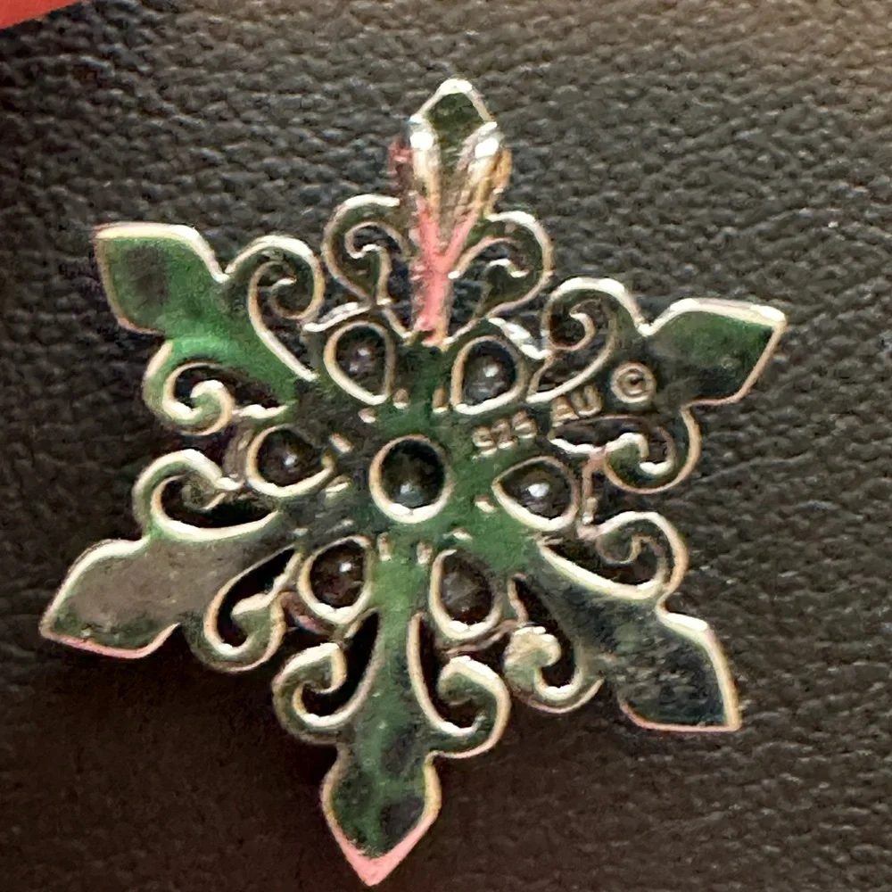 Elegant Sterling Silver Snowflake Pendant - Picture 3 of 4